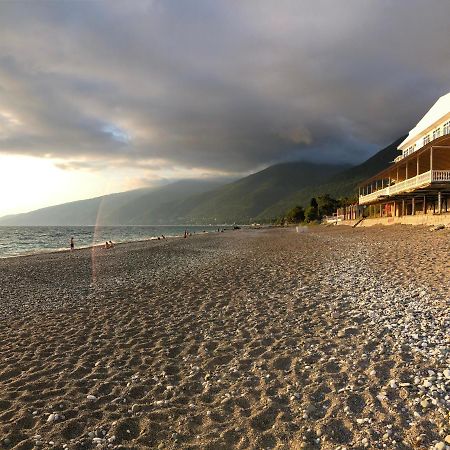 Эко Домики У Моря В Гаграх Экстерьер фото
